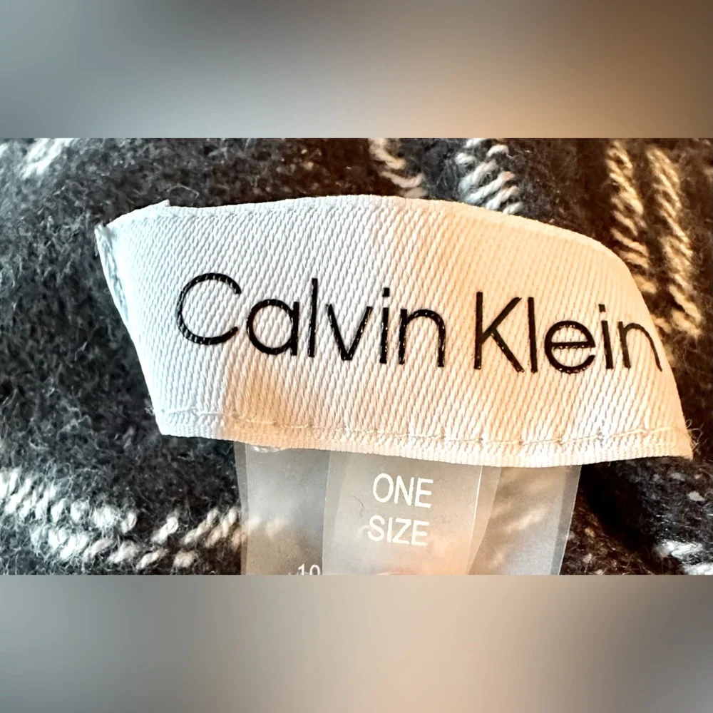 NWT!❄️Calvin Klein!☃️Shrug w/fringes!❄️One Size fits all/black/white - Picture 9 of 13